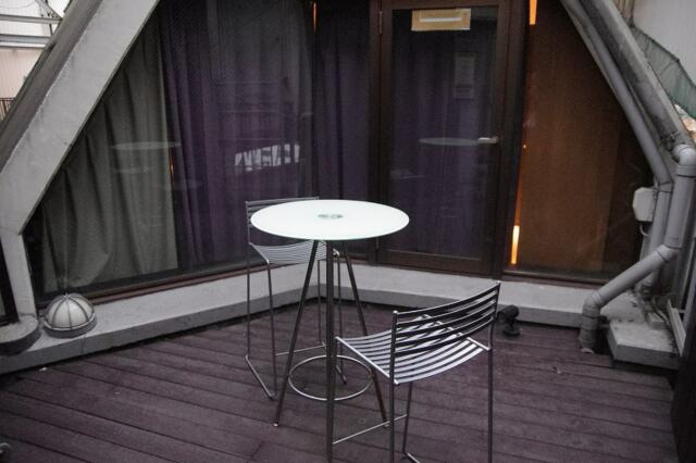 ホテルSK PLAZA2(渋谷区/ラブホテル)の写真『501号室　リビング奥のバルコニー(奥から)』by マーケンワン