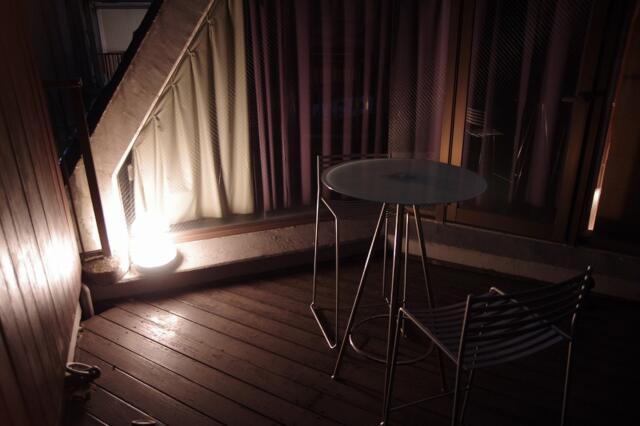 ホテルSK PLAZA2(渋谷区/ラブホテル)の写真『501号室　リビング奥のバルコニー(夜景)』by マーケンワン
