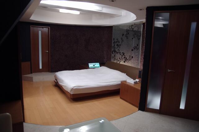 ホテルSK PLAZA2(渋谷区/ラブホテル)の写真『501号室　リビングからのベッドルーム』by マーケンワン