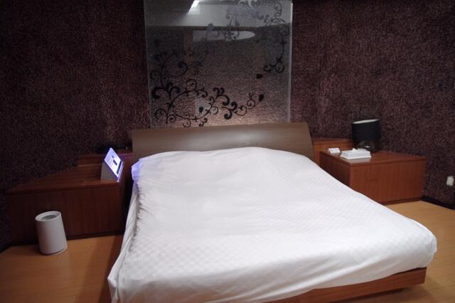 ホテルSK PLAZA2(渋谷区/ラブホテル)の写真『501号室　ベッド』by マーケンワン