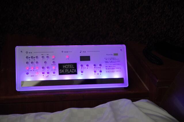 ホテルSK PLAZA2(渋谷区/ラブホテル)の写真『501号室　ベッド横の操作パネル』by マーケンワン