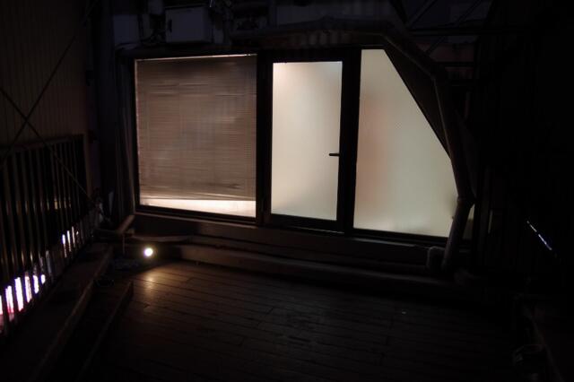 ホテルSK PLAZA2(渋谷区/ラブホテル)の写真『501号室　トイレ奥のバルコニー(夜景)』by マーケンワン