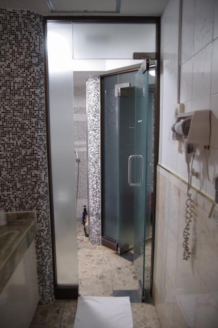ホテルSK PLAZA2(渋谷区/ラブホテル)の写真『501号室　浴室エリア入口』by マーケンワン