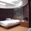 ホテルSK PLAZA2(渋谷区/ラブホテル)の写真『501号室　ソファー位置からベッド方向』by マーケンワン