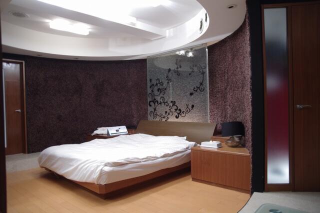 ホテルSK PLAZA2(渋谷区/ラブホテル)の写真『501号室　ソファー位置からベッド方向』by マーケンワン
