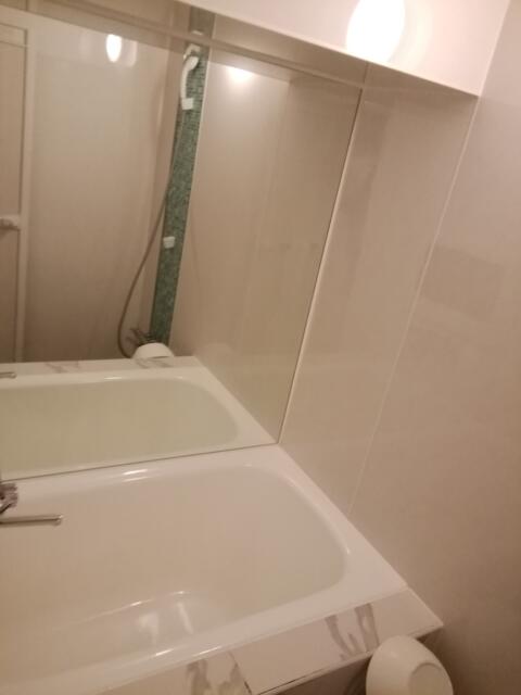 ホテルマリンブルー(豊島区/ラブホテル)の写真『401号室、浴室の壁が鏡です。(23,3)』by キジ