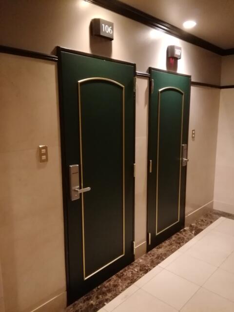HOTEL C. YOKOHAMA(ホテル シードット横浜)(横浜市神奈川区/ラブホテル)の写真『106号室、入口です。(23,3)』by キジ