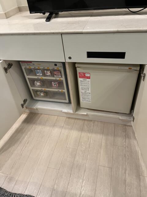 ホテル Ｘ(豊島区/ラブホテル)の写真『405号室自販機、冷蔵庫』by 無法松