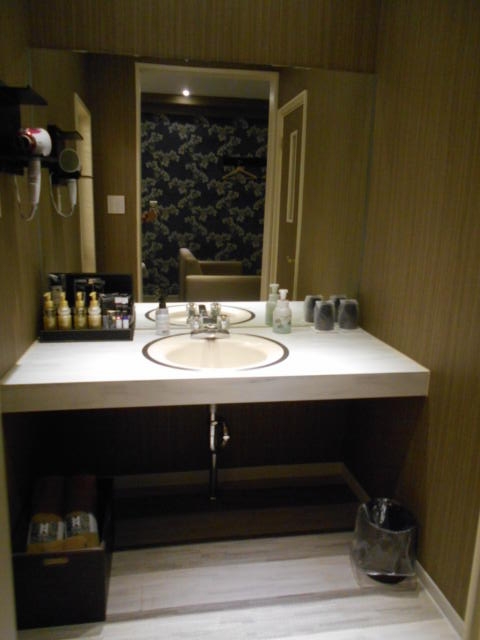 HOTEL M.（エムドット）(嬉野市/ラブホテル)の写真『105号室、洗面台、必要な備品はほぼ揃っている。』by 猫饅頭