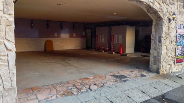 ホテルデジャヴー(秋田市/ラブホテル)の写真『建物下の駐車場です。(23,3)』by キジ