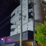 HOTEL SIGNAL(秋田市/ラブホテル)の写真『夜の外観です。(23,3)』by キジ