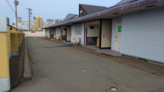 ホテル 六甲（ロッコウ）(秋田市/ラブホテル)の写真『駐車場は、各部屋横に1台ずつ。(23,3)』by キジ