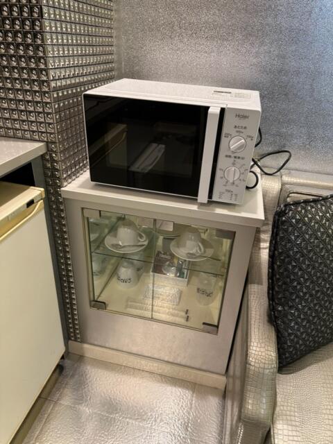 HOTEL GRAN HILL(豊島区/ラブホテル)の写真『701号室の電子レンジと食器棚』by miffy.GTI