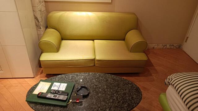 HOTEL VOGUE(ヴォーグ)(台東区/ラブホテル)の写真『102号室　ソファー　と　テーブル』by かーたー