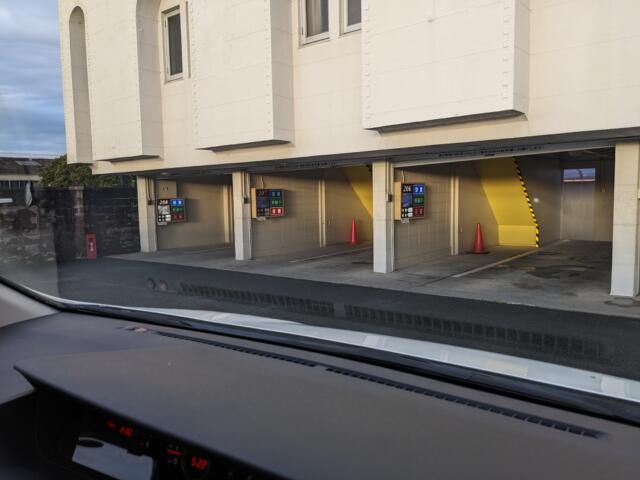 ホテル ベンハー(浜松市/ラブホテル)の写真『駐車場（正面が車庫、車庫の後ろに２階の部屋に続く階段あり）』by マーシ