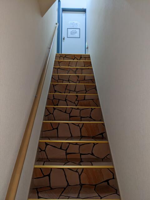 ホテル ベンハー(浜松市/ラブホテル)の写真『２階の部屋に登る階段』by マーシ