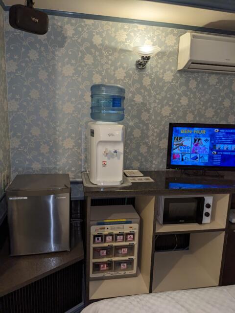 ホテル ベンハー(浜松市/ラブホテル)の写真『２０６号室（ベッドの足元にウォターサーバー、冷蔵庫、おもちゃ販売機）』by マーシ
