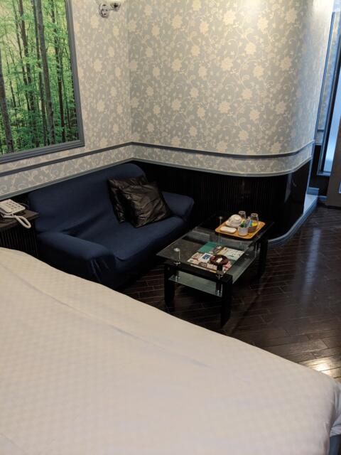 ホテル ベンハー(浜松市/ラブホテル)の写真『２０６号室（ソファ、テーブル）』by マーシ