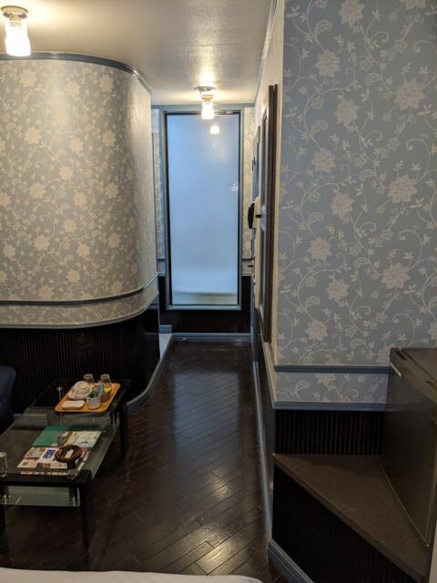 ホテル ベンハー(浜松市/ラブホテル)の写真『２０６号室ベッド側から撮影（奥がバスルーム、右奥が入口ドア）』by マーシ