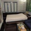 ホテル ベンハー(浜松市/ラブホテル)の写真『２０６号室（ベッド、テーブル、ソファの配置）』by マーシ