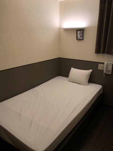 HOTEL グランフォート(新宿区/ラブホテル)の写真『202号室のベット、セミダブル？マットのみ』by ゆうじい