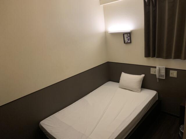 HOTEL グランフォート(新宿区/ラブホテル)の写真『202号室を入口から撮るとこんな感じで狭いです。4.5畳にベッドを置いた感じかな？』by ゆうじい