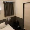 HOTEL グランフォート(新宿区/ラブホテル)の写真『202号室入って左側から撮るとこんな感じ。ベッドとシャワールームの間も人1人位のスペースしかない。』by ゆうじい