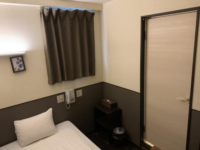 HOTEL グランフォート(新宿区/ラブホテル)の写真『202号室入って左側から撮るとこんな感じ。ベッドとシャワールームの間も人1人位のスペースしかない。』by ゆうじい
