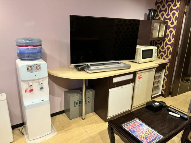 フェアリーウィンク(横浜市中区/ラブホテル)の写真『201号室 ウォーターサーバー、テレビ、レンジ』by ayase