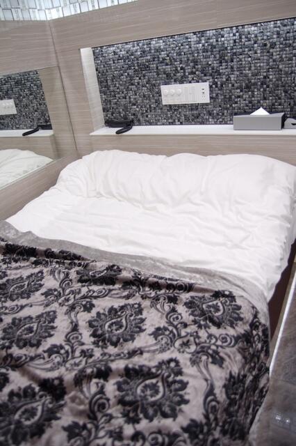 HOTEL QUEEN ANNEX(クイーン アネックス)(新宿区/ラブホテル)の写真『101号室　ベッド』by マーケンワン