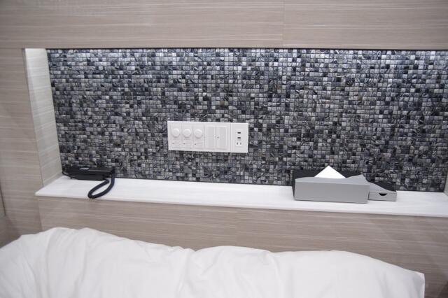 HOTEL QUEEN ANNEX(クイーン アネックス)(新宿区/ラブホテル)の写真『101号室　枕元の設備』by マーケンワン
