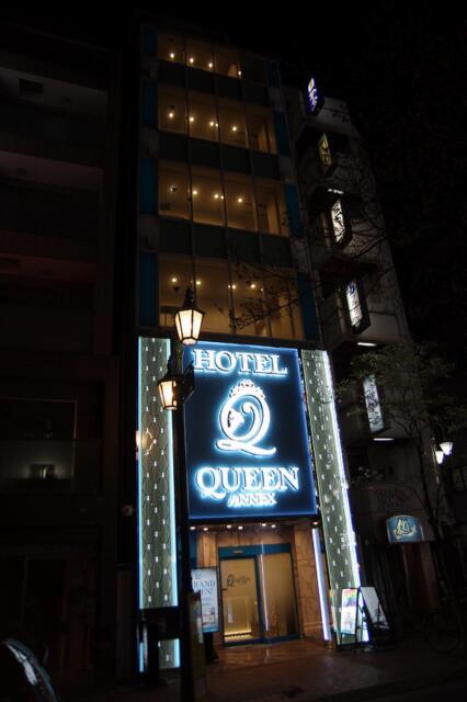 HOTEL QUEEN ANNEX(クイーン アネックス)(新宿区/ラブホテル)の写真『夜の外観』by マーケンワン