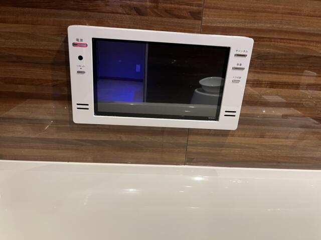 HOTEL AMAN(アマン)(浜松市/ラブホテル)の写真『204号室　浴室TV』by ま〜も〜る〜