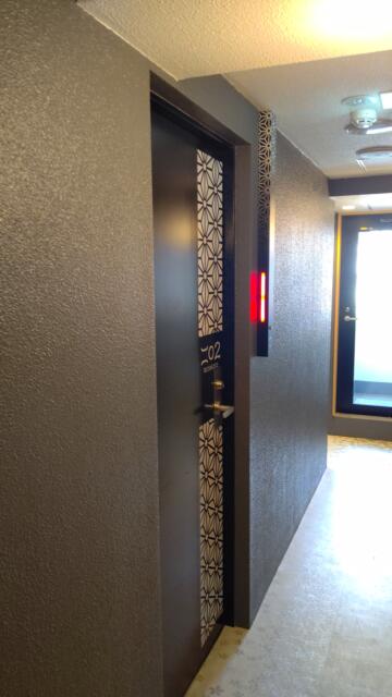 HOTEL OPERA (オペラ)(新宿区/ラブホテル)の写真『202号室、部屋の入口です。(23,4)』by キジ