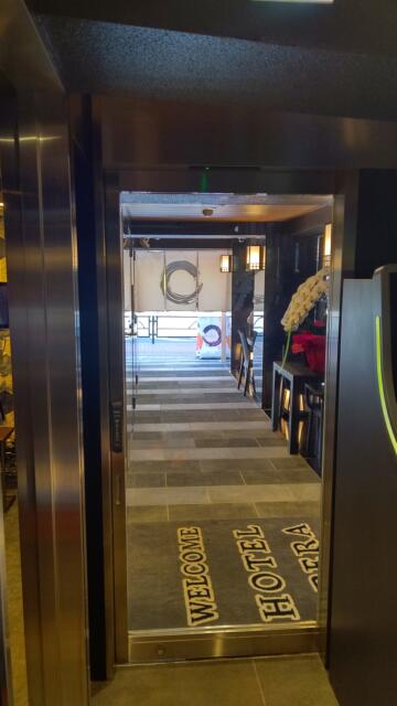 HOTEL OPERA (オペラ)(新宿区/ラブホテル)の写真『ｴﾝﾄﾗﾝｽです。開店したてで胡蝶蘭がありました。(23,4)』by キジ
