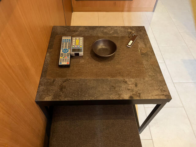 HOTEL COMFY（コンフィ）(川口市/ラブホテル)の写真『403号室　テーブル（リモコン＆灰皿）』by INA69