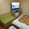 ホテルシティ(立川市/ラブホテル)の写真『402号室、テレビとソファーなど』by もんが～