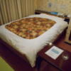 ホテルシティ(立川市/ラブホテル)の写真『402号室、ベッドとテーブル』by もんが～