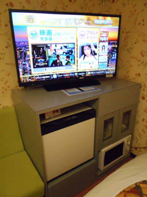 ホテルシティ(立川市/ラブホテル)の写真『402号室、テレビではVODで映画とAVが見放題です。』by もんが～