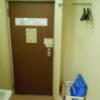ホテルシティ(立川市/ラブホテル)の写真『402号室、入り口ドア内のハンガーとタオル類』by もんが～