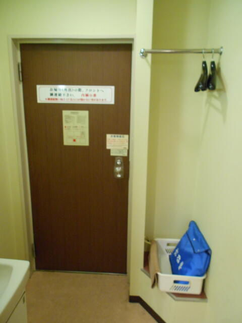 ホテルシティ(立川市/ラブホテル)の写真『402号室、入り口ドア内のハンガーとタオル類』by もんが～