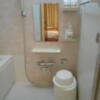 ホテルシティ(立川市/ラブホテル)の写真『402号室、バスルームのシャワーと鏡など』by もんが～