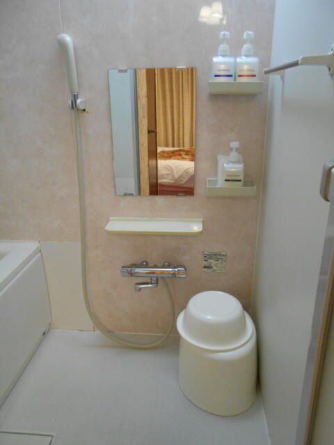ホテルシティ(立川市/ラブホテル)の写真『402号室、バスルームのシャワーと鏡など』by もんが～
