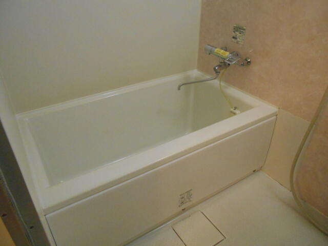 ホテルシティ(立川市/ラブホテル)の写真『402号室、浴槽』by もんが～