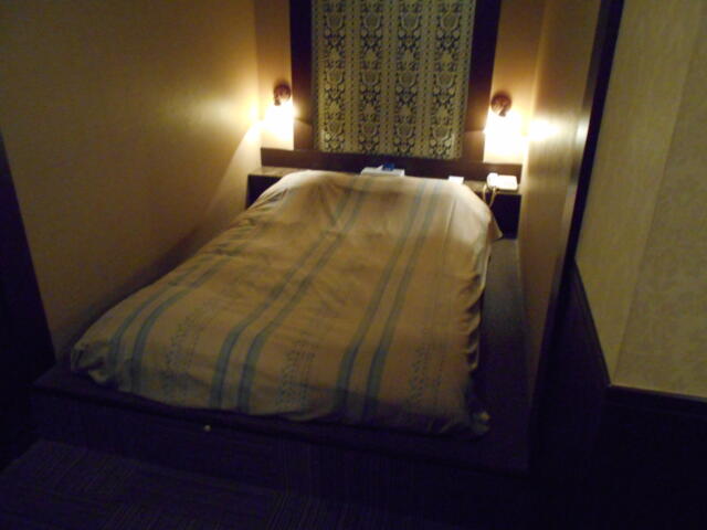 キャメルイン(立川市/ラブホテル)の写真『215号室、ベッド』by もんが～