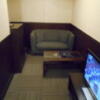 キャメルイン(立川市/ラブホテル)の写真『215号室、テーブルとソファー』by もんが～