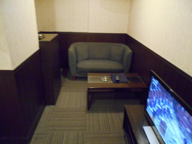 キャメルイン(立川市/ラブホテル)の写真『215号室、テーブルとソファー』by もんが～