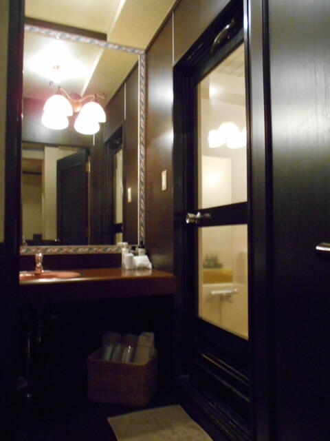 キャメルイン(立川市/ラブホテル)の写真『215号室、洗面所と浴室ドア』by もんが～