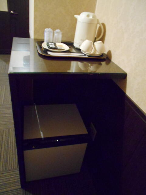 キャメルイン(立川市/ラブホテル)の写真『215号室、お茶セットと冷蔵庫』by もんが～
