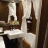 Petit Bali　新大久保(新宿区/ラブホテル)の写真『306号室（水回り入口から。洗面台・トイレ・浴槽が同室）』by 格付屋
